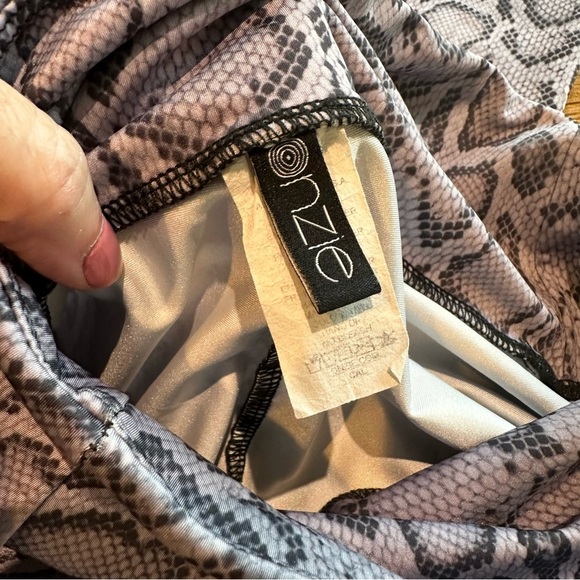 Onzie Womens Set Warrior Sports Bra Yoga Leggings Exercise Workout Snake Print - Picture 13 of 14